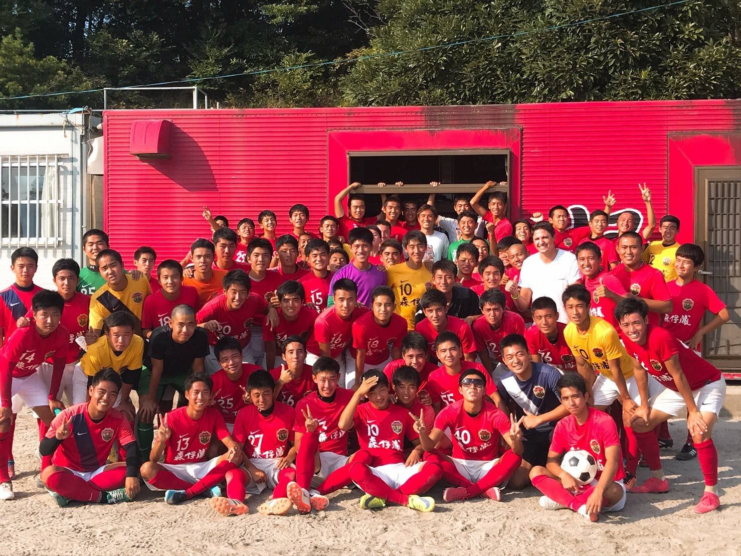 那須大亮 鹿児島実業サッカー部 年ぶりくらいに 鹿実のグランドにいきました 後輩達の元気な姿みれて刺激になりました 森下監督ありがとうございました きばれ鹿児島実業 T Co Bx8vsw8oyy Twitter