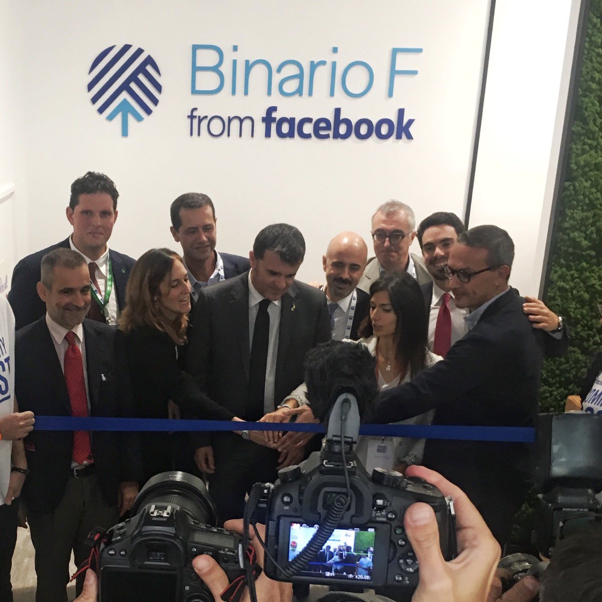 Ediconfcom's tweet image. Il taglio del nastro di #binarioF con @AlessandroMic14 Presidente @Ediconfcom. @LucaColombo @virginiaraggi @LauraBononcini @giamma71. Il digitale di @Confcommercio con #fcbroma