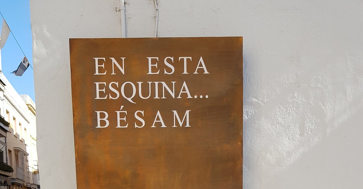 KarinaD25's tweet photo. Mensaje directo,que usa una tipografía con serif, pere ligera con el espaciado justo entre letras para añadir frescura. Al no incluir elementos más elaborados consigue centrar la atención en el mensaje, así como el uso del color blanco sobre el marrón. #tipo1819 #tipocallejera https://t.co/aA2Pl8bcgD