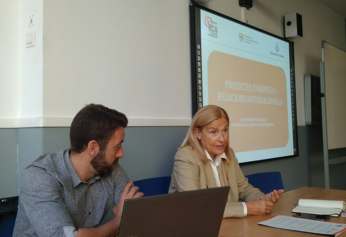 fundaciobcnfp's tweet photo. Avui hem presentat als #centresFP de @matarocat els projectes de mobilitat internacional als que es podran inscriure els i les alumnes de formació professional ✍️✈️#somFP #FPCAT #ConsellFPMataró @EducacioMataro https://t.co/gUKATQOZcu