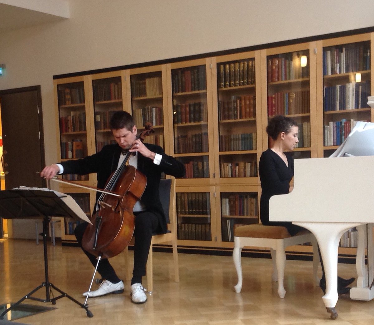 AroValjus's tweet photo. Onnea #LassiNummi, siellä jossain, tänään 90v, juhlaseminaari @SKS_finlit juhlasalissa, #JussiMakkonen & #NazigAzezian soittavat #Sibelius https://t.co/s54b8oHsGE