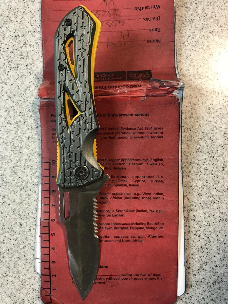 Yesterday. Two males observed casually browsing locked bikes in #Wimbledon #TownCentre unaware of who was behind them the entire time! Both subject of a #StopAndSearch which uncovered bolt croppers, a knife and some drugs between them! #SaferNeighbourhoods #knifecrime #Police