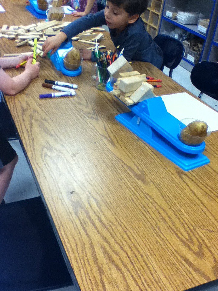 WilligSTEAM's tweet photo. Kindergarteners solve the "Lever Lift" challenge by balancing the potato with blocks. https://t.co/PstMi0wiqR