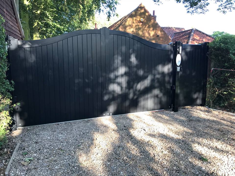 SwanGatesHull's tweet photo. Ebony stained hardwood, curved top timber gates. With matching personnel door https://t.co/zWqs2CPKk4