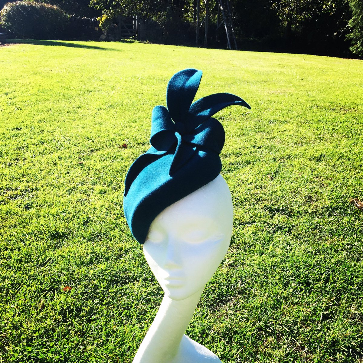 bridgetrobbins3's tweet photo. Peacock Percher peachbloom hat #thecotswoldmilliner #hats #autumnwedding #cotswoldstyle# milliner #bespoke #racingstyle https://t.co/YOvhgLWWNA