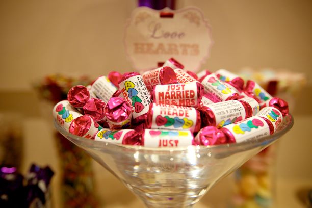 SweetArrange's tweet photo. Love makes the world go round #sweets #sweetarrangements #sweetcreations #candytableslondon #candybuffets #sweetgifts #corporategifts https://t.co/vPNX1nd6Vc