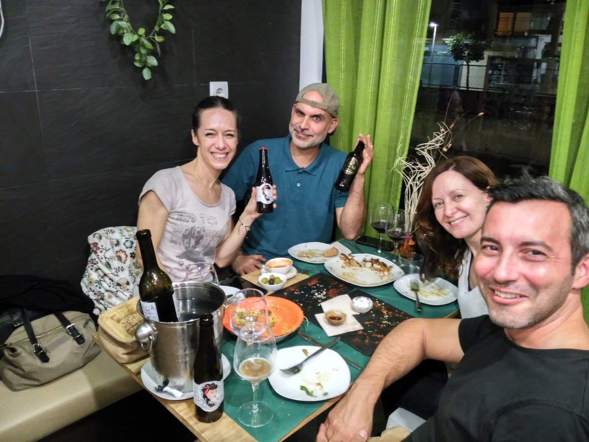 CValentivm's tweet photo. Nos encanta veros felices, radiantes, disfrutando tanto como nosotros de nuestras catas. Feliz #9deOctubre #valencia #craftbeer #cervezaartesanal https://t.co/RcEoC9EmJO