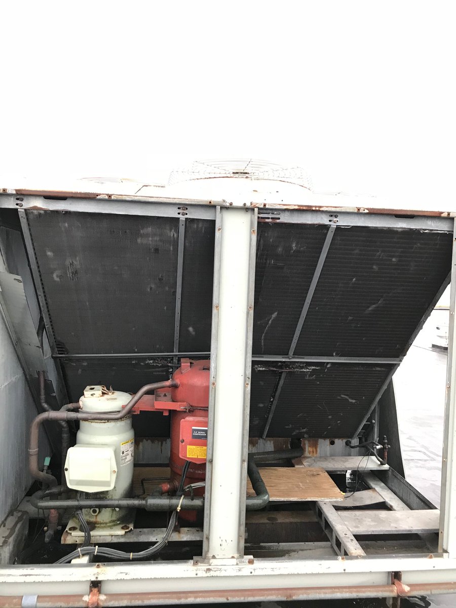 nwcoils's tweet photo. Checking out a Trane Split System Condensing Unit RAUCC25  #condensercoil #trane #hvac #hvaclife #25ton This has 1 condenser coil on a slant https://t.co/xn6SZnqOdM