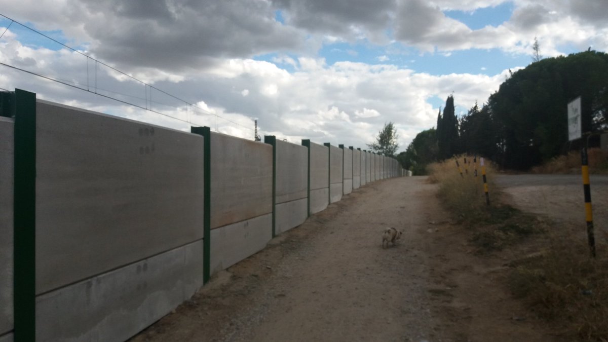 tpldp's tweet photo. @Ayto_Las_Rozas Gracias por convertir un agradable paseo con vistas al Pardo en otro paisaje de puro cemento... no apto para claustrofóbicos... https://t.co/8PmZVnnZDB