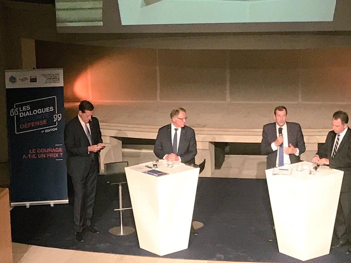Dialogues #SecuriteDefense 1ère édition : Le courage a-t-il un prix? Réponse de #ThierryDerez  «Il a d’autant plus de prix qu’il est immatériel et nous sommes dans une société matérialiste. Mettre en avant une vertu comme celle là c’est ça le vrai prix du courage!» #LeCourageCest