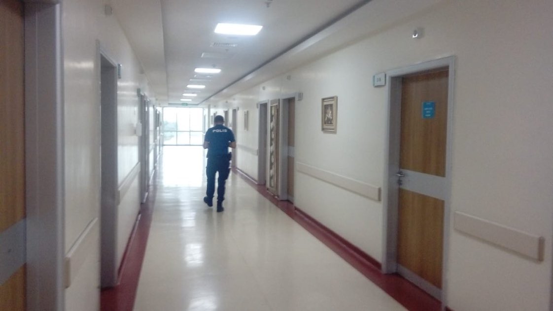 "ZULÜM"  Ş.URFA METROLİFE HASATAHANESİNDE BEKLİYOR"

Özlem Elmas Sütpak!!
Allah' ın ona verdiği canı dünyaya getirdi...

Ama kapı da  "POLİS" bekliyor karakola götürmek için 

Koptu mu KIYAMET?

Bu nasıl bir  "VİCDAN" 

BEBEKLİ ANNELERİ BIRAKIN ARTIK!

Sn <a href="/gergerliogluof/">Ömer Faruk Gergerlioğlu</a>