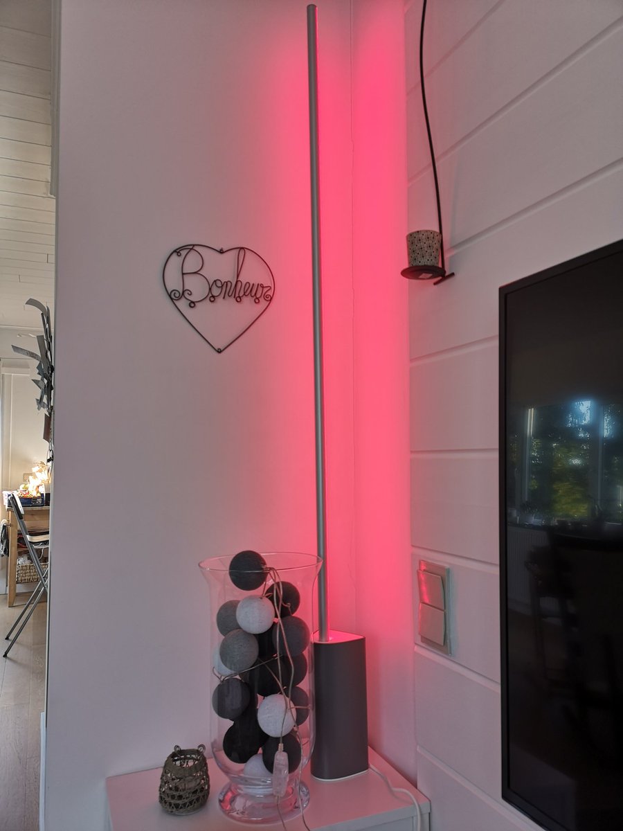 mathieu_tam's tweet image. Nouveau sabre laser à la maison (on teste les nouveautés @Signifycompany, qui exploite la marque Philips Hue). L&apos;évolution du #smartlightning, c&apos;est bientôt sur @rtlinfo
