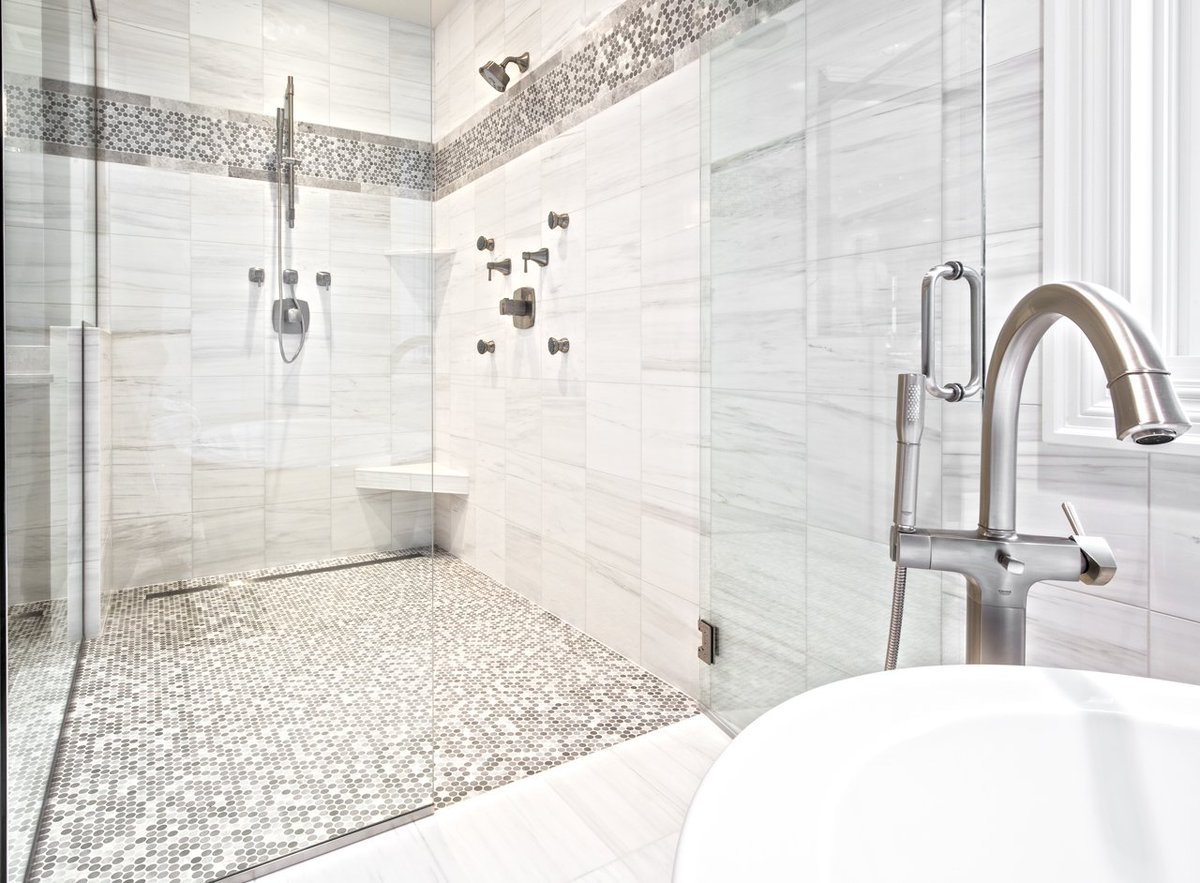 SDSmithHomes's tweet image. Upscale bathroom design featuring an expansive walk-in glass shower with intricate tiling.  

#modernshower #modernbathroom #bathroomstyle #bathroomtile #luxurybathrooms
