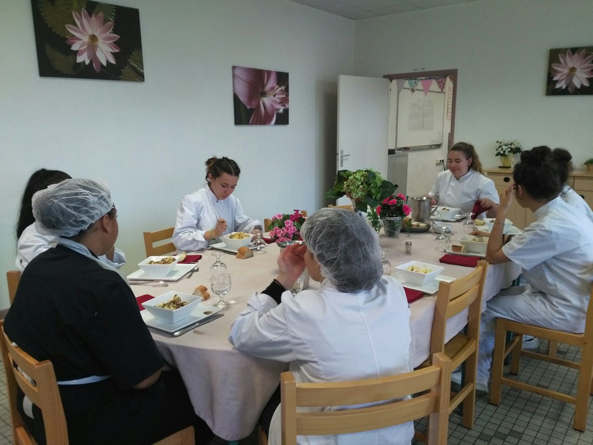 LannesMarechal's tweet photo. En cuisine pédagogique ce jour, les #CAPATMFC 2eme année .Au menu: salade d'endives, escalopes à la moutarde et crumble. https://t.co/k1eoWo9bje