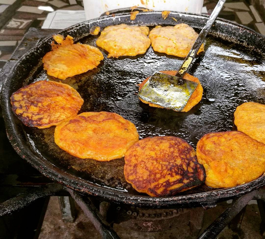 ghanaianfoodnet's tweet photo. Fresh #tatale on the street of Adabraka, Accra 🤤👌😋🇬🇭. Who's bringing #aboboi or #beansstew 😀?! Thanks for sharing @abaabuw
#ecofriendlyutensil
#banPlasticGhana
#Ghanafoodnetwork
#thenewGhanaiancuisineiszerowaste #0wasteghfood https://t.co/bCmXs2v6zn