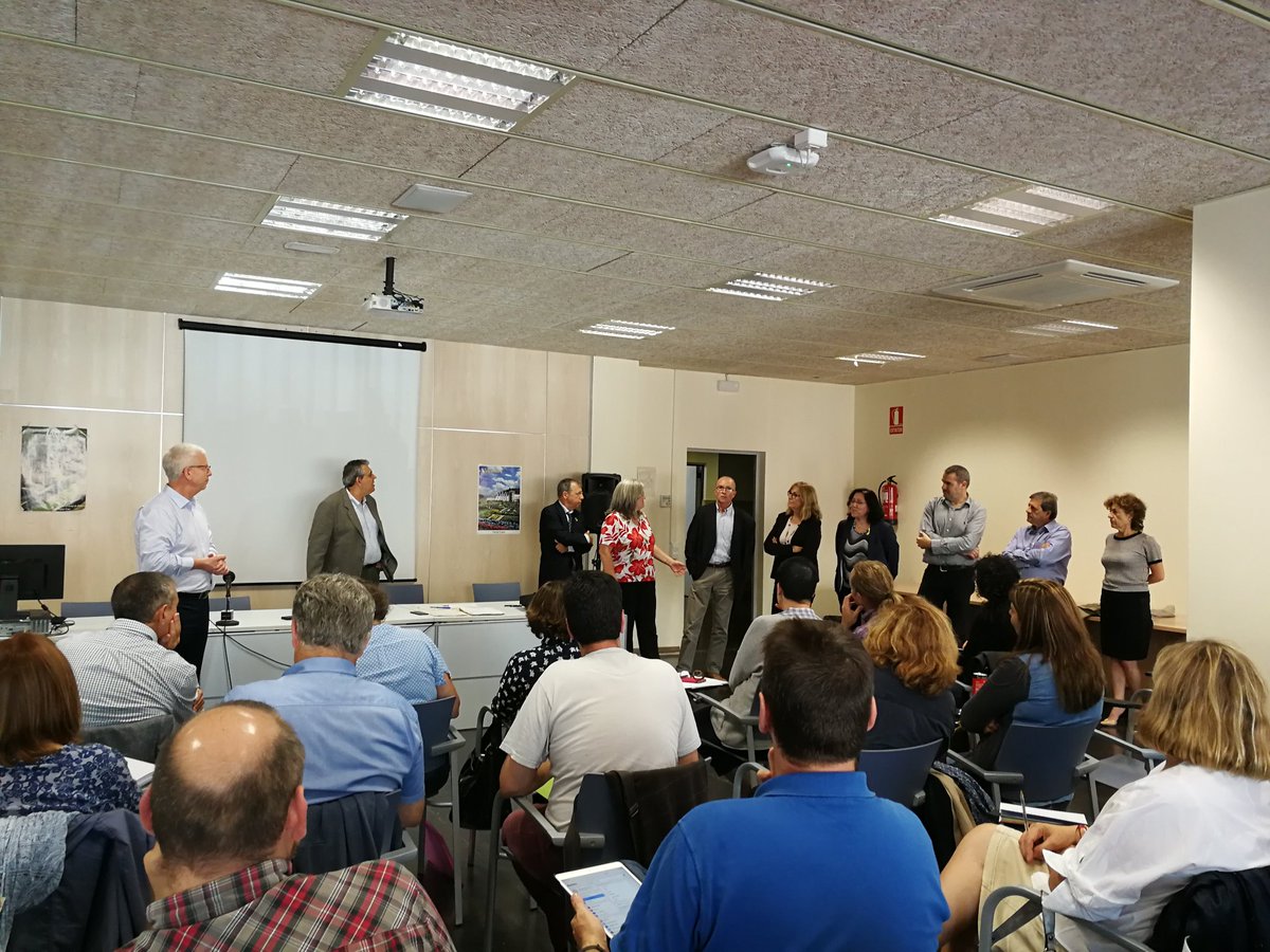 GloriaMontoy's tweet photo. Presentació als directors d'instituts del pla de treball DG FP. #reptesFP #nousobjectius @ICarlesVallbona @SSTTMVO #FPCAT https://t.co/Yyzi3dMj24