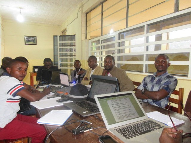 Début de la restitution de #carrefour, reparti en groupe de participants sur :
  Comment les chercheurs conçoivent les barrières, pourquoi fait-on les barrières ? Et l’identification des acteurs au tour de #barrières.