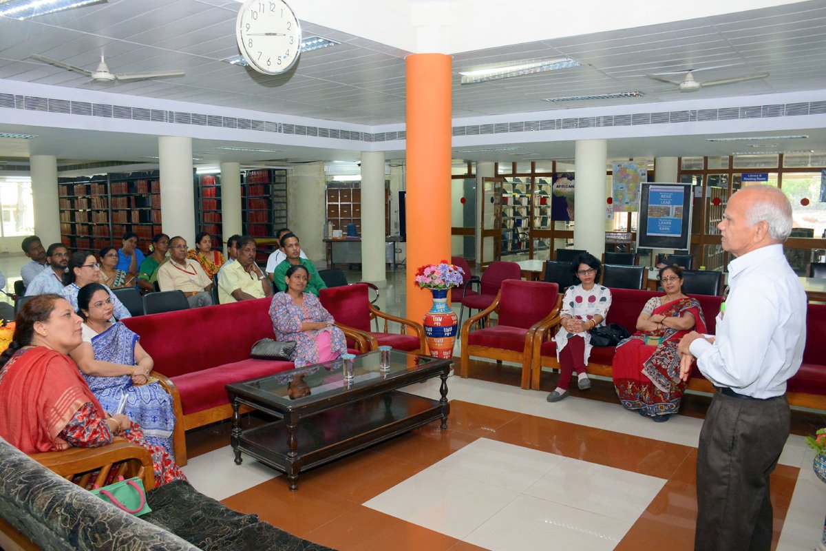NIRDPR_India's tweet image. Dr P R Ghanate ,Editor ‘Shree Milind&apos; delivering lecture on #Godaan #Novel written by Shri Munshi Premchand on 8th October under #LibraryTalks at .@NIRDPR_India 

#Knowledge #KnowledgeSharing #Wisdom #Premchand #MunshiPremchand #Indianliterature #IndianCulture