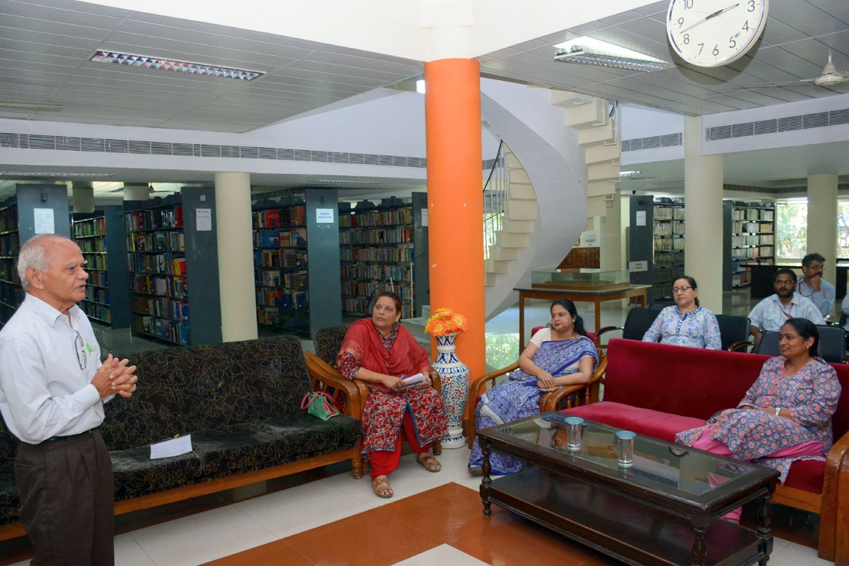 NIRDPR_India's tweet image. Dr P R Ghanate ,Editor ‘Shree Milind&apos; delivering lecture on #Godaan #Novel written by Shri Munshi Premchand on 8th October under #LibraryTalks at .@NIRDPR_India 

#Knowledge #KnowledgeSharing #Wisdom #Premchand #MunshiPremchand #Indianliterature #IndianCulture