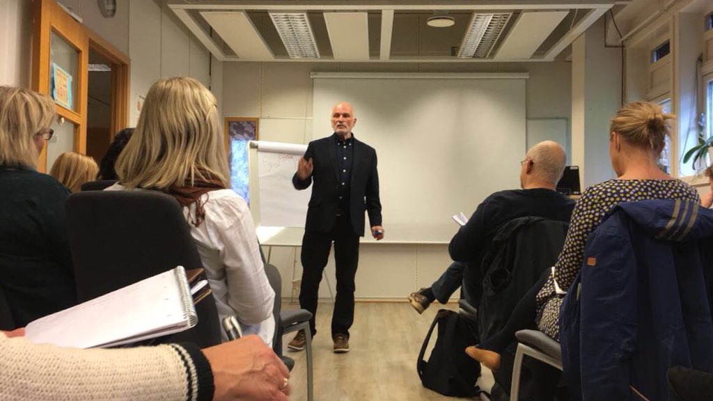 ibedrift_no's tweet photo. ‘Fysisk eller psykisk?’ Professor Aage Indahl ved Poliklinikk Helse og arbeids markering av Verdensdagen for psykisk helse https://t.co/mLPqbdLeQ5