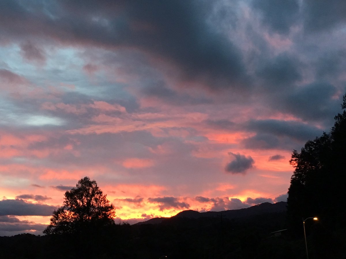 Fire on the mountain in #BrysonCityNC. #sunrise #NaturalNorthCarolina #NaturalNC #ItsAmazingOutThere
@weatherchannel #wutv #amhq