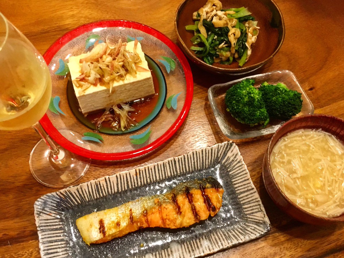 六車 奈々 בטוויטר 今日は せりーぬの大好きな西京焼きにしました 秋鮭の西京焼き 冷奴は 木綿豆腐に茗荷で 小松菜お浸しとブロッコリー キノコのお味噌汁も 働くママ 簡単ごはんだけど 時間の無い中では精一杯 献立 夕食 夕食メニュー 美味しい お家