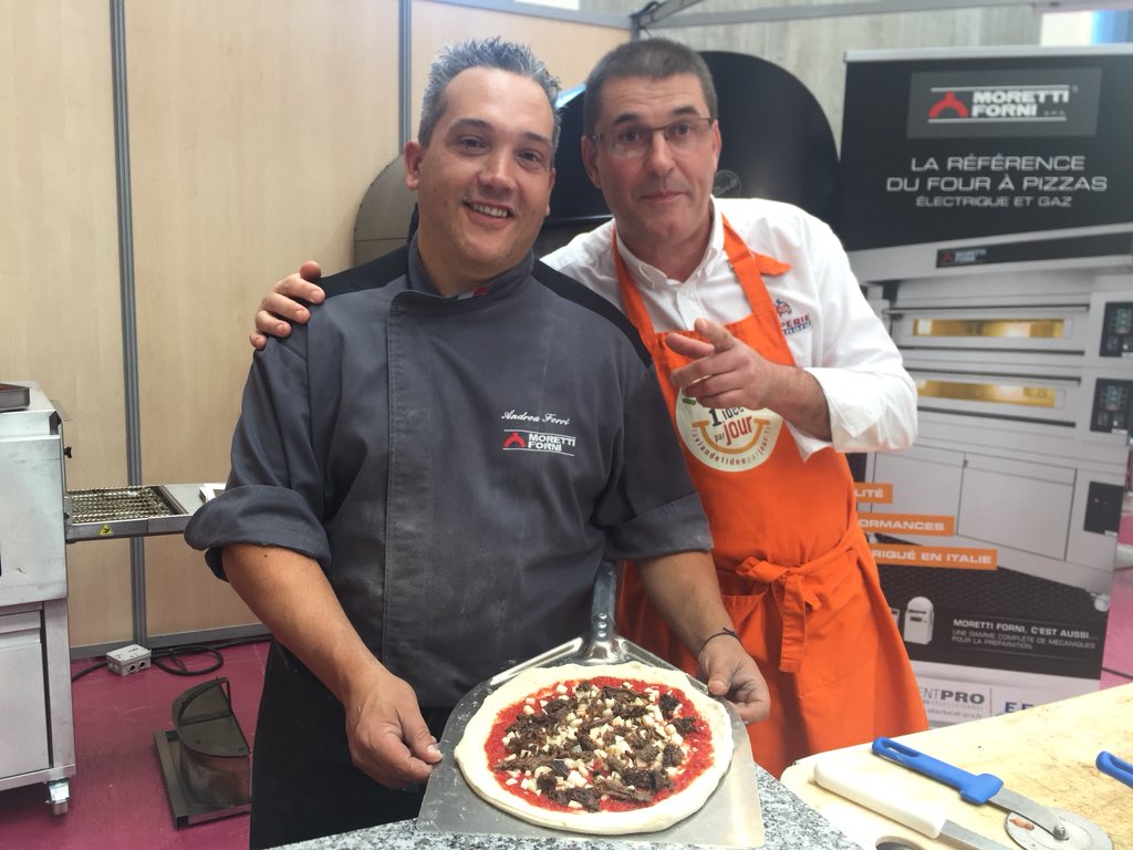 CCIDeuxSevres's tweet photo. Au @CMBNiort on innove! Le mariage pizza-tripes avec @PascalGonnord et Andrea FERRI @FerriPizza , le #VideoJobDating la boîte à pitch @CCIDeuxSevres pour recruter différemment... jusqu’a 18h ce soir! #metiersdebouche #emploi https://t.co/wktQVfnFIU