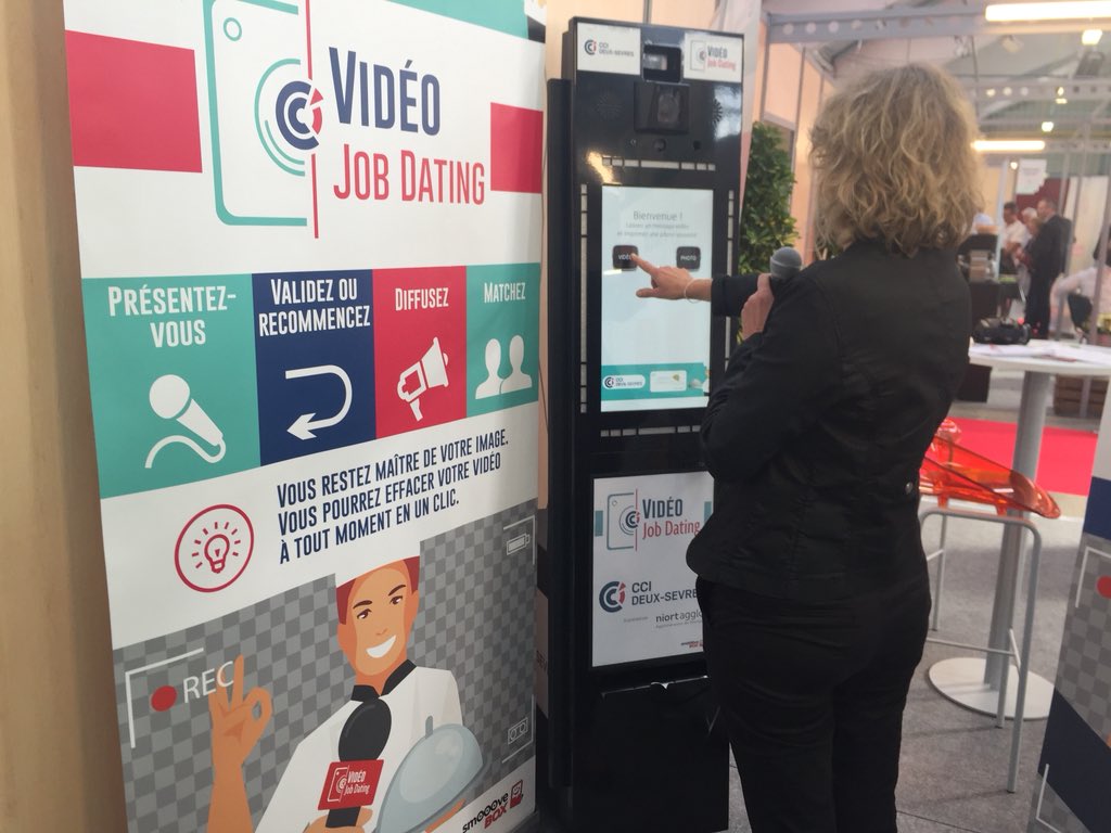 CCIDeuxSevres's tweet photo. Au @CMBNiort on innove! Le mariage pizza-tripes avec @PascalGonnord et Andrea FERRI @FerriPizza , le #VideoJobDating la boîte à pitch @CCIDeuxSevres pour recruter différemment... jusqu’a 18h ce soir! #metiersdebouche #emploi https://t.co/wktQVfnFIU