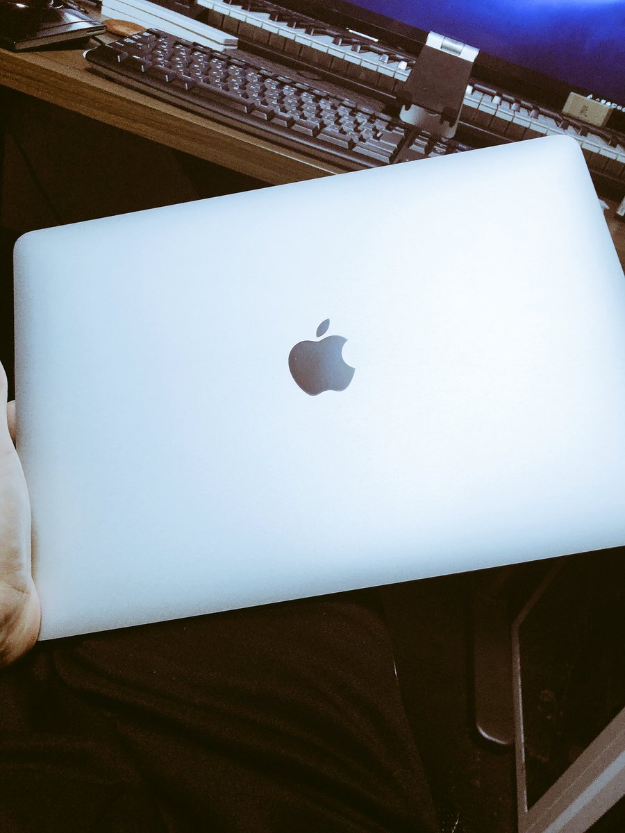 BOOOST_U_key's tweet image. ついに手に入れたMacBook Proやーい
くそ薄い軽い最高！

これでカラオケ配信PCできるかも💻

現行より一個型古いけど全然問題ない❤️

#MacBookPro2017