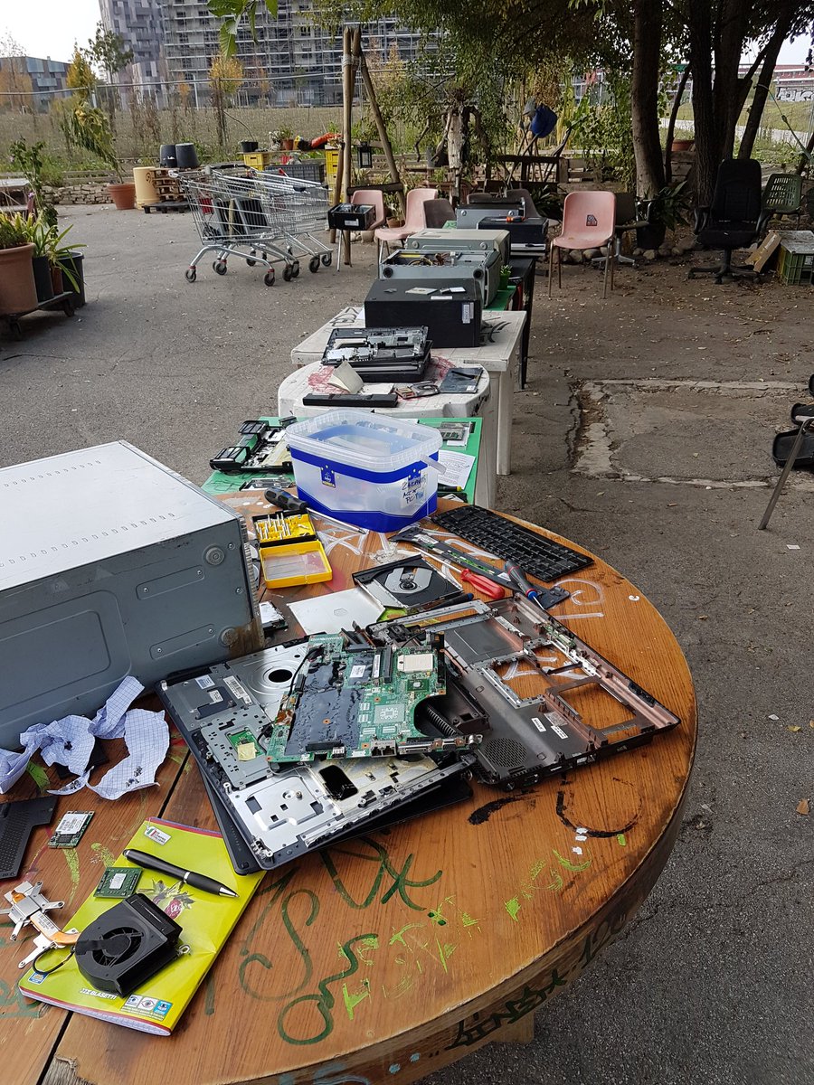 EclecticTech's tweet image. &quot;Things can break.&quot; The Hardware Crash course has been hard at work all morning.