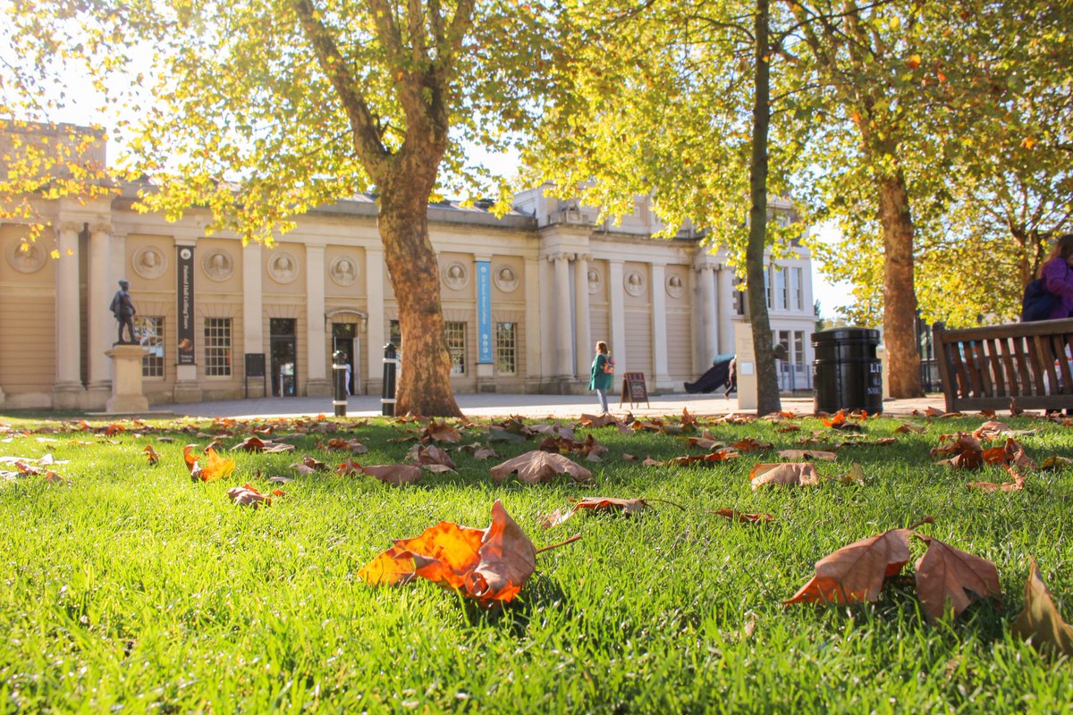 orncgreenwich's tweet photo. Autumn vibes 🍁🍂☀️ #OldRoyalNavalCollege #Greenwich https://t.co/kL4uhA7sGA