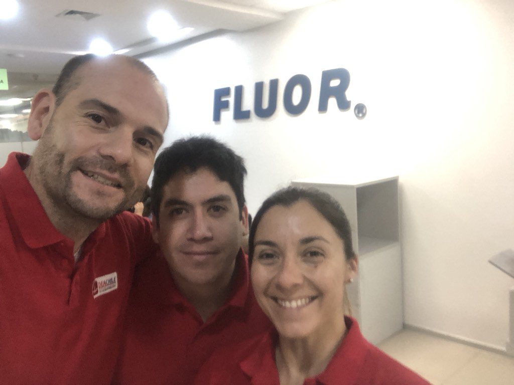 Mardoneseduardo's tweet photo. Hoy estamos en empresa @FluorCorp El Desfibrilador y Capacitación Salvan Vidas @DEACHILE @FernandoCarvaja https://t.co/bOkwYJjPO0