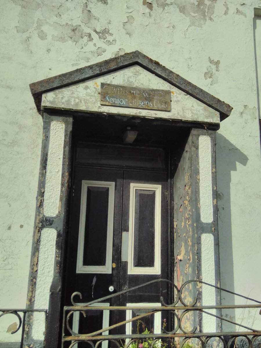 Wonder what the story is with this fab but unloved building in #Porthmadog ??