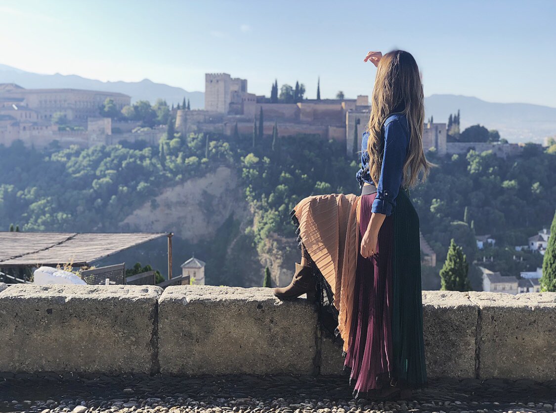 gemmacamachotv's tweet photo. Ella es así de bonita. #Alhambra
A tus pies con @sotoalto y @Vezavena ♥️
¡Mañana en @canalsur @ADFCanalSur tenemos un programón!
.
#By @almudena_rj @nazareth__moreno #Rec #grabando #lifestyle #televisión #periodista #tvpresenter
@Grajimgar @dipgra @alhambracultura @AdmAndalucia https://t.co/t3Rj0aS9dv