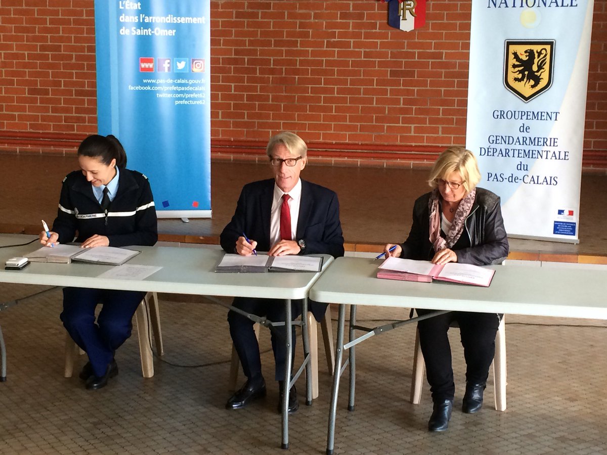 Prefet62's tweet photo. #Sécurité Jean-Luc BLONDEL, sous-préfet de #SaintOmer, vient de signer les #protocoles de #ParticipationCitoyenne avec les élus des #communes #Mametz #Bellinghem #Roquetoire #Quiestède #Ecques #Thérouanne. Plus de renseignements sur https://t.co/nYnwM2EFPc https://t.co/yauLh8yl8a
