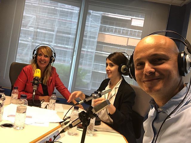 jotace_exposito's tweet photo. Wow! Con @xantal_llavina y @lalistadelafran en @revolucio4 de @catalunyaradio
¡Gracias por hablar de @heyhoods! 😊😊😊
Más de 6.000 descargas y creciendo 💪
.
.
.
#altruism #ayudacolectiva #botondelpanico #heyhoods #help #startup #startupbcn #emprendedor… https://t.co/NTYt2lNNWG https://t.co/JvqJwwbTEp