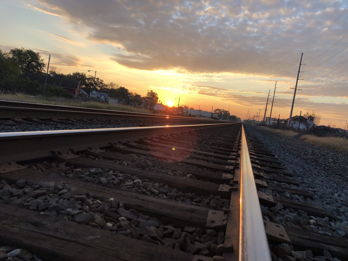 SamSpeakerGuy's tweet photo. Beautiful Westside sunrise this morning... #RightSideoftheTracks #WestSideSouthBend #MySouthBend @WSSouthBend https://t.co/mcdMDHS94L