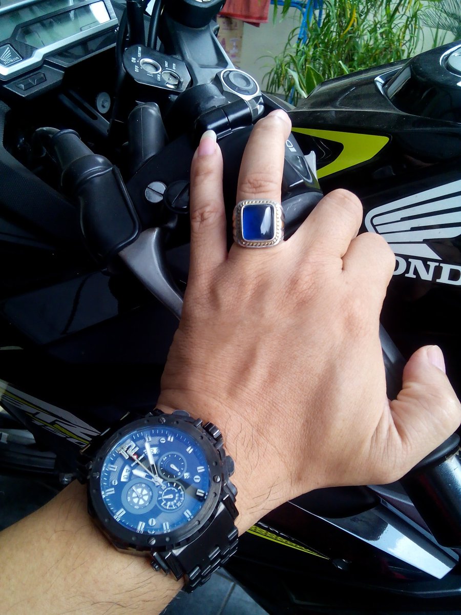 PANDHITADHYASA1's tweet photo. @HD52766966 @BocoroRoman @boemipertiwi45 @HadiSuwito1504 @Kataindahku11 @Iceu_suryani podo kita kang ,,, bener2 rezeki anak sholeh #ARMYWATCH 😋😝😋 https://t.co/2ln4YlTwuB