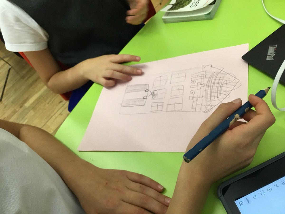 CLConnected's tweet image. Light it up! Y5 Designing, coding and creating a cityscape.#Sunnyhillsw16 #CrumbleController.