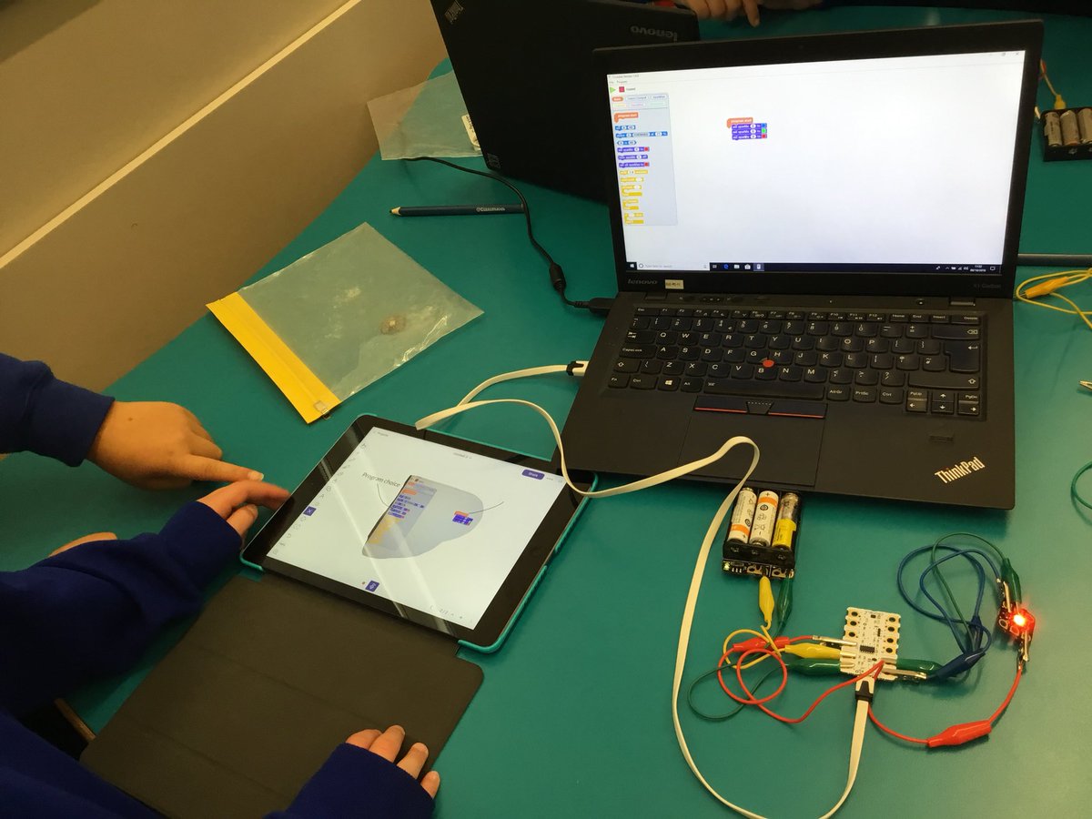 CLConnected's tweet image. Light it up! Y5 Designing, coding and creating a cityscape.#Sunnyhillsw16 #CrumbleController.