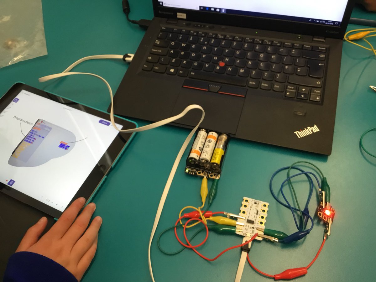 CLConnected's tweet image. Light it up! Y5 Designing, coding and creating a cityscape.#Sunnyhillsw16 #CrumbleController.