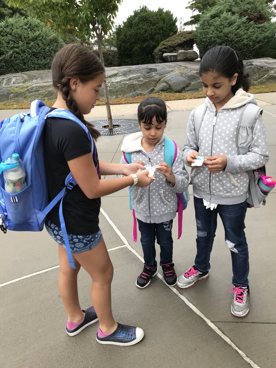 Parsons children pass out prizes for Walk to School Week! #wellnessweek <a href="/PAR_PTA/">Parsons PTA</a> <a href="/PARPrincipal/">Mark Woodard</a>