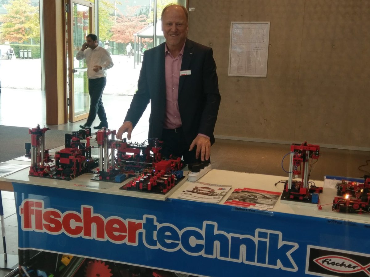 wassenbergpr's tweet photo. #Trainingsmodelle, #Industrie40 & #eLearning: Auf der @Motek kamen wir zufällig bei @Fischertechnik, Halle 4/Stand 4000, vorbei & ins Gespräch. #Technik macht eben nicht nur kleinen „Bastlern“, sondern auch groß Gewordenen jede Menge Spaß – z.B. als #Fabriksimulation. https://t.co/CBt7X7C0iP