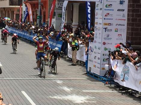 ArmEcTrading's tweet photo. Perú se adueñó de la tercera etapa urbana de la Vuelta Ciclística
https://t.co/L5LiOb6RMV @DeporteEc https://t.co/vcwuiIAl05