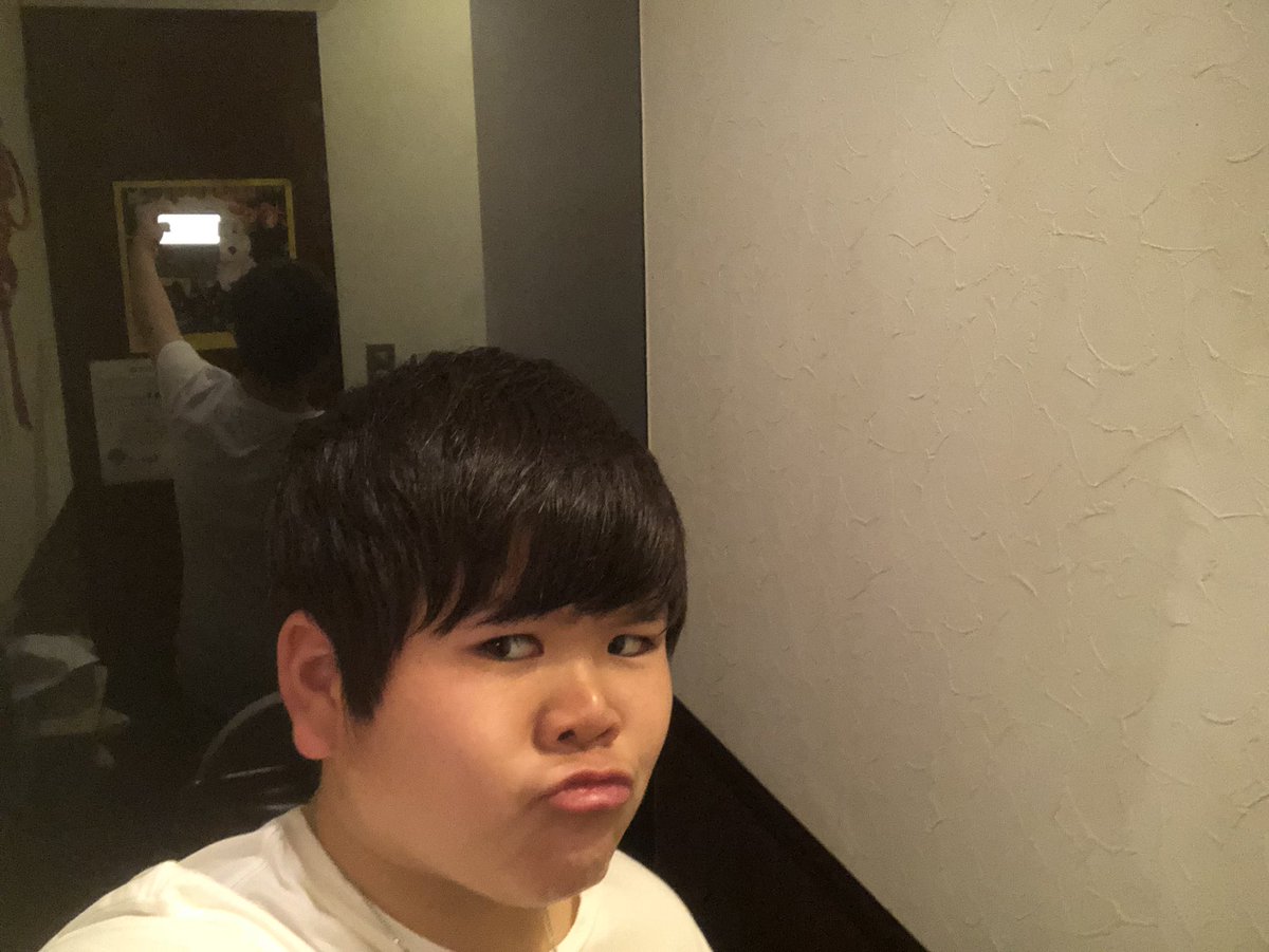 Nwo3cC2y9hz63ij's tweet photo. トイレぐらいゆっくりさせてよ〜？？

本当に困った彼女だ、、、

俺は��体一人で何をしてるんだ！？

反射するものあると撮りたくなってきちゃうんだけど、 https://t.co/vxep5lYXbr