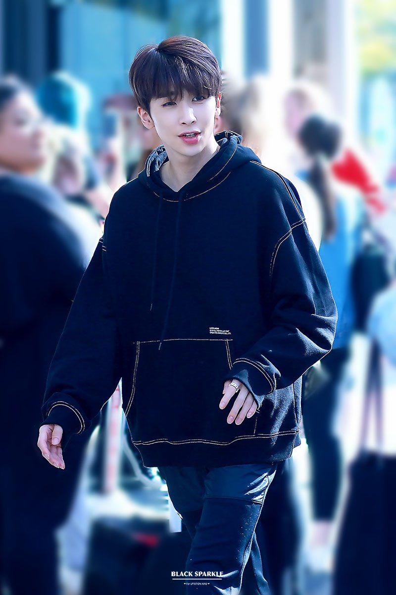 BlackSparkle_98's tweet photo. 🎇 180920
#업텐션 #UP10TION #샤오 #XIAO #이동열 #다컸샤오 #섹시섹샤오 #눈이이쁜샤오 / @UP10TION

안뇽안뇽 ~ 😊🙌🏻 https://t.co/6dw3aaYzyb