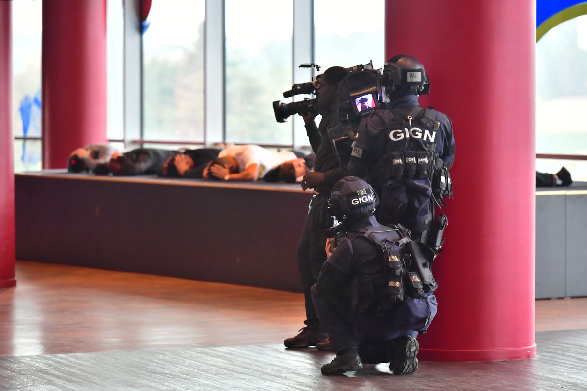 Interieur_Gouv's tweet photo. Ce matin, en marge du #G6Lyon, près de 50 délégations étrangères ont pu observer la coordination des services d'intervention 🇫🇷 à l'occasion d'une  démonstration simulant une tuerie de masse ds un stade. + de 400 forces de #secours &amp; de #sécurité et 300 figurants y ont participé. https://t.co/1MACUDVzXf