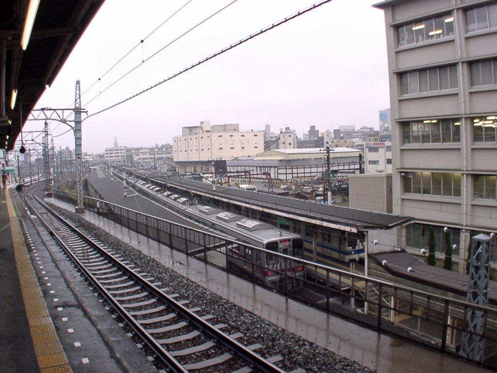 Jolly 先日の東武 業平橋駅ネタ 反応が良かったので 地平ホームの北千住側に有った 押上駅連絡通路を 1枚目は確か 東京スカイツリーが選定される前の 業平橋駅地平ホームを 4枚目は 現在のa2改札と 東武線 業平橋駅の連絡通路