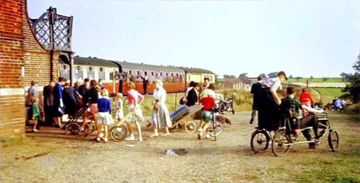 banditman59uk's tweet photo. Splendid photo of Hopton-on-Sea Railway Station with a holiday camps express train on Saturday of 8th June 1957, likely from London Liverpool Street via Lowestoft. Russell Walker 1/2 https://t.co/4DmokXptZm