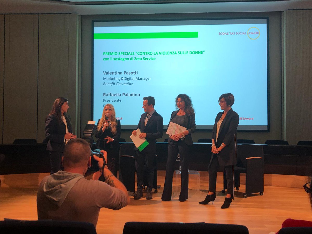 zs_zetaservice's tweet photo. Dopo la premiazione ha consegnato il riconoscimento a Benefit Cosmetics per essersi impegnata a fornire un concreto sostegno economico alle associazioni benefiche che operano in favore del miglioramento della condizione femminile in tutti gli aspetti della vita
#SSAward https://t.co/XB0BcArmga